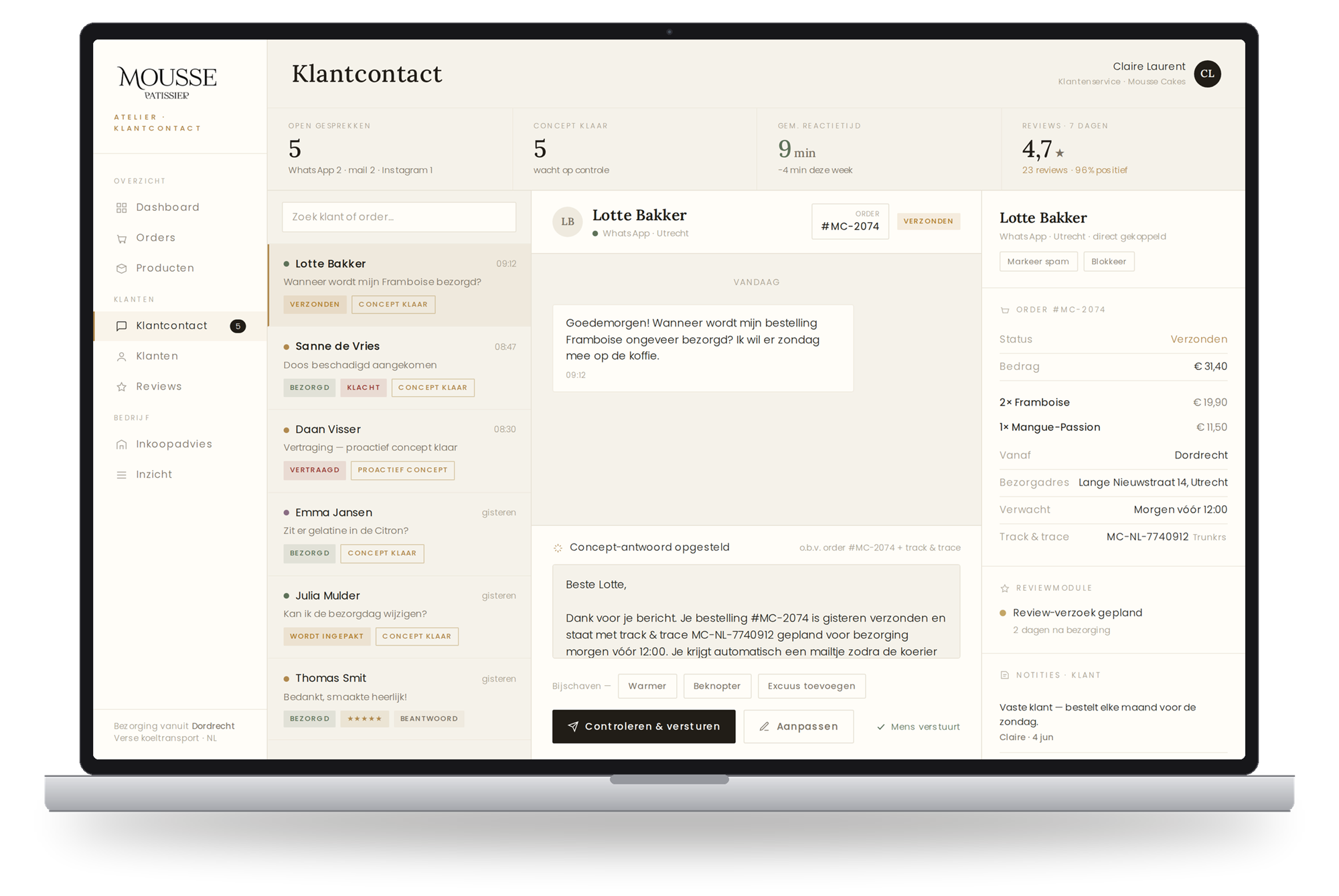 Klantcontact-scherm van Mousse Cakes: inbox met gesprekken over WhatsApp, mail en Instagram, per vraag de gekoppelde orderstatus en track en trace, een automatisch concept-antwoord in de huisstijl dat een medewerker controleert en verstuurt, plus geplande reviewverzoeken